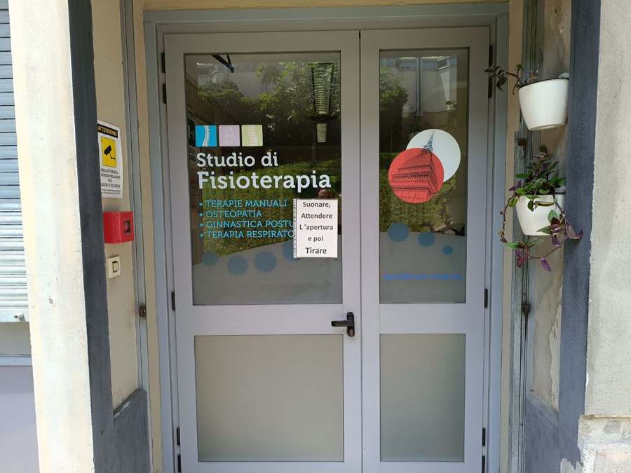 La porta d'ingresso dello Studio di Fisioterapia Equilibrium nel cortile di Via Sant'Ottavio 21 a Torino